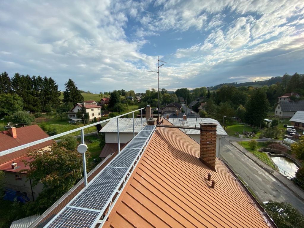 Hromosvod a jímací soustava na střeše